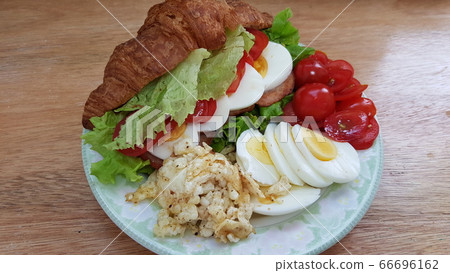 羊角麵包三明治 66696162