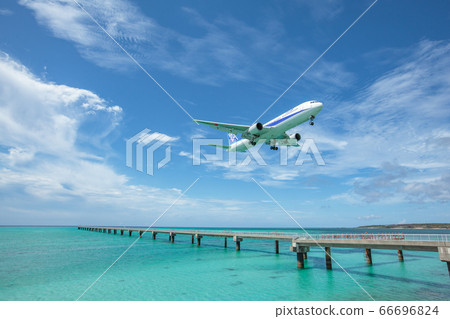 從偏遠的南開島的翡翠綠色海岸飛機降落 從偏遠的南開島的翡翠綠色海岸飛機降落 66696824