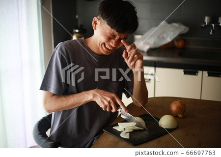 A man whose onion cuts hurt 66697763