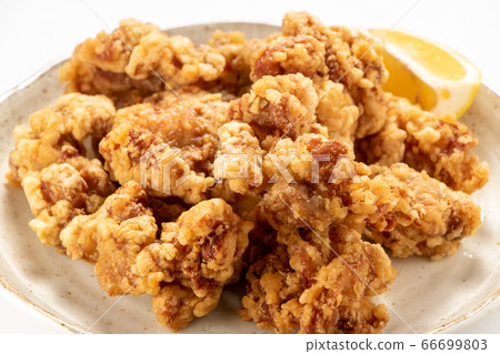 Deep-fried chicken thigh with lemon sliced. Deep-fried chicken thigh with lemon sliced. 66699803