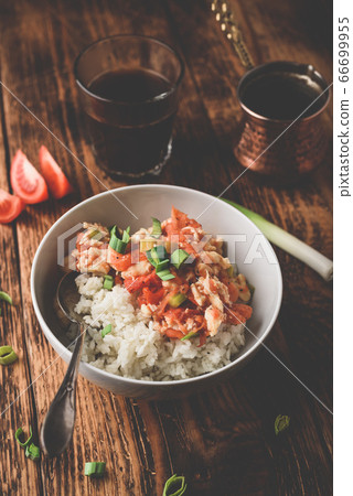 Scrambled eggs with tomatoes, fresh leek and white 66699955