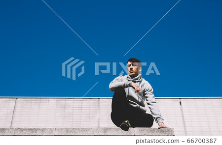 Young male guy in sports wear outdoors 66700387