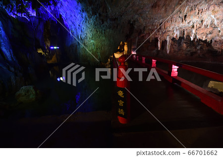 Makido洞穴夢幻般的石灰岩洞穴的照明風景 66701662