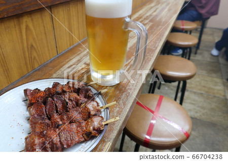 A scene of drinking alone at the counter seat of an izakaya A scene of drinking alone at the counter seat of an izakaya 66704238