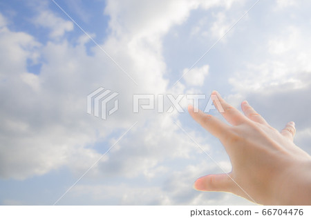 伸向天空的手，試圖抓住雲的手 66704476
