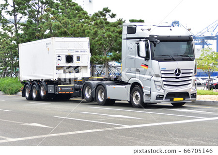 Containerized semi-trailer with lift axle 66705146