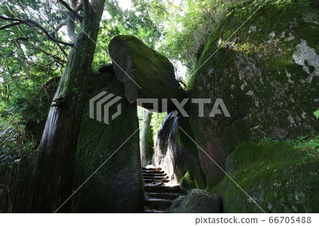 六月的雨季期間,爬到筑波山 六月的雨季期間,爬到筑波山 66705488