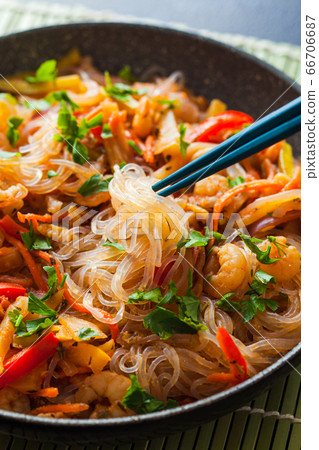 Stir fry with bean threads on the pan 66706687