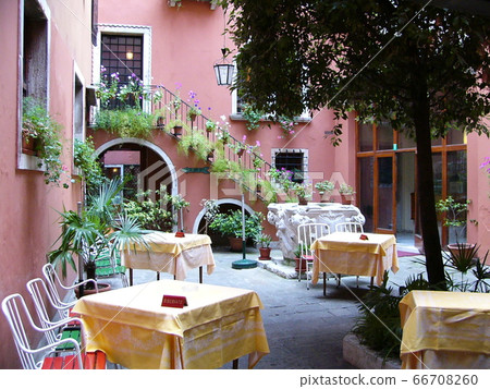 Hotel courtyard in Venice Hotel courtyard in Venice 66708260