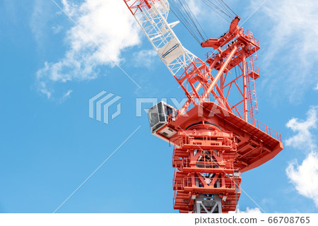塔式起重機在蔚藍的天空中閃耀 66708765