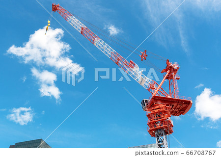 塔式起重機在蔚藍的天空中閃耀 66708767