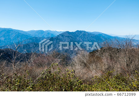 Minobu mountain peak, view of the Southern Alps mountains from the northern observation deck (Minobu Town, Minamikoma District, Yamanashi Prefecture) March 2020 66712099