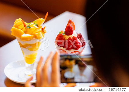 拍照的凍糕在一家咖啡館的女人 66714277