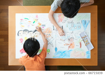 孩子們在客廳裡畫 孩子們在客廳裡畫 66715839