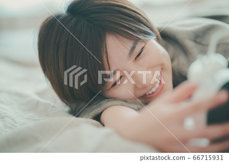 Women in their thirties who stop the alarm clock Women in their thirties who stop the alarm clock 66715931