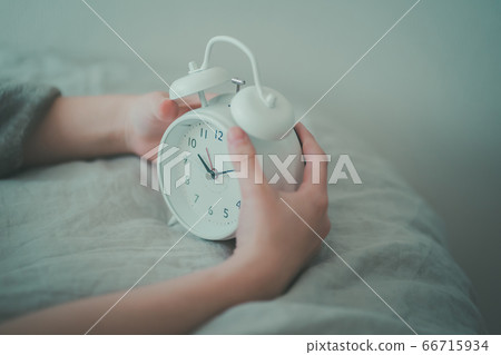 Women in their thirties who stop the alarm clock Women in their thirties who stop the alarm clock 66715934