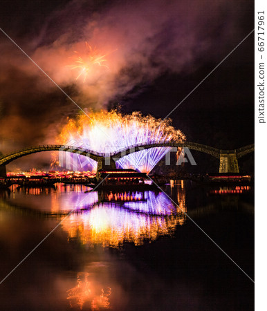 金台大橋的煙火表演和cor船和煙火映照在河面上。山口 66717961