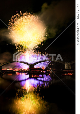 金台大橋的煙火表演和cor船和煙火映照在河面上。山口 66717962