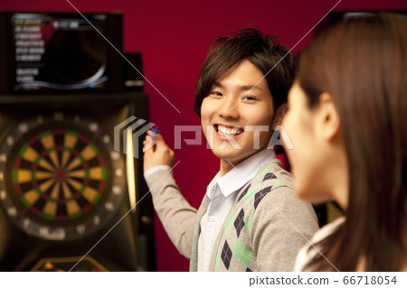 A couple doing darts 66718054