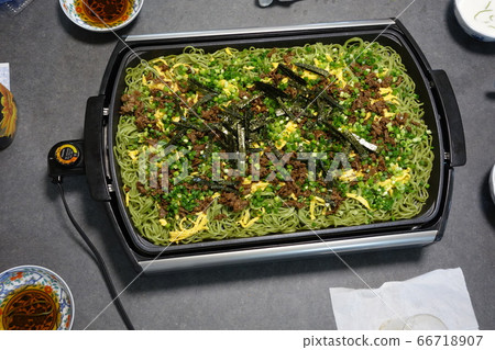 我們正在製作平舖的蕎麥麵和海藻 66718907