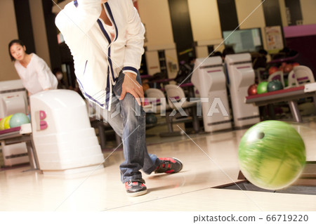 Men who do bowling 66719220