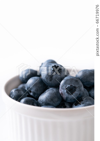 藍莓在一個小盤子上 66719976