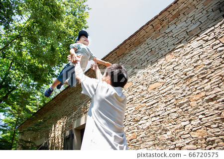 Parents and children who go high under the blue sky Parents and children who go high under the blue sky 66720575