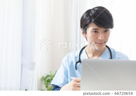 年輕人看著筆記本電腦 66720659