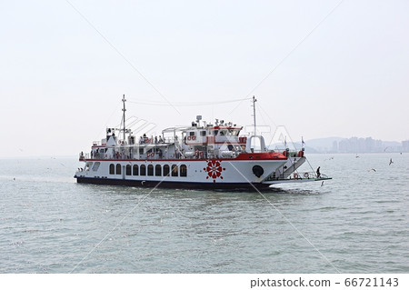 cruise ship cruise ship 66721143