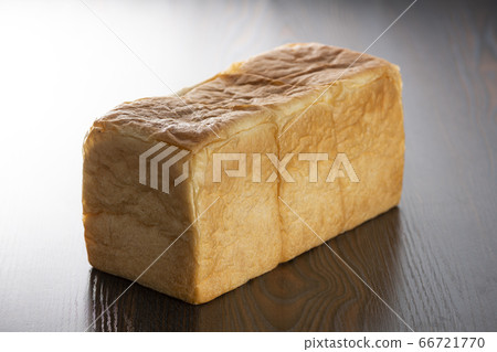 1 loaf of bread on the table (2 loaves) 1 loaf of bread on the table (2 loaves) 66721770