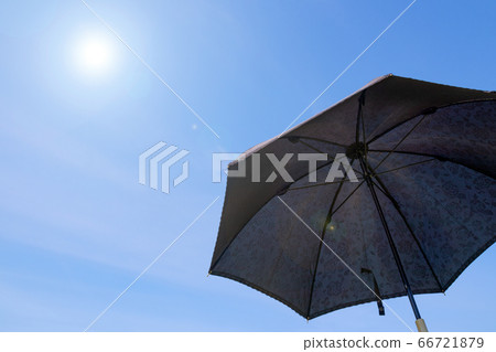 陽傘太陽藍藍的天空 66721879