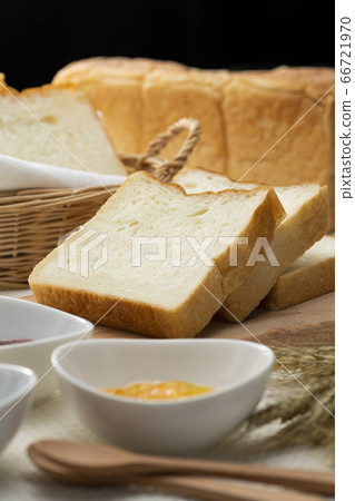 麵包和果醬在桌子上排隊 66721970