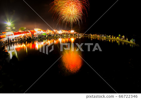 Kintaibashi fireworks display, fireworks, night stalls, and many people are reflected on the river. Please use the text in the bottom margin. Yamaguchi Prefecture Kintaibashi fireworks display, fireworks, night stalls, and many people are reflected on the river. Please use the text in the bottom margin. Yamaguchi Prefecture 66722346