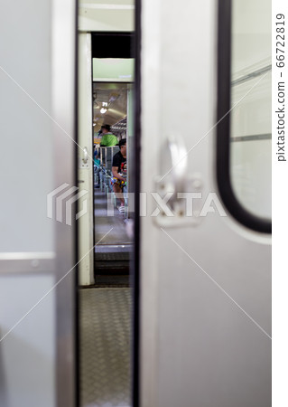 The door of the train is not completely closed. The door of the train is not completely closed. 66722819