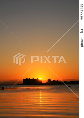 早晨的太陽升起並染成橙色的琵琶湖 66723155