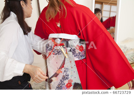 女人穿衣 66723729