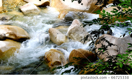 阿特拉河谷的山stream 66725338