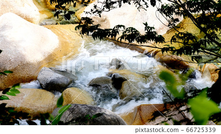 阿特拉河谷的山stream 66725339