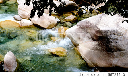 阿特拉河谷的山stream 66725340