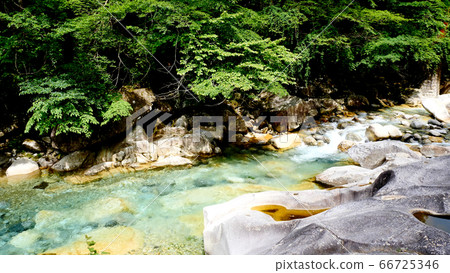 阿特拉河谷的山stream 66725346