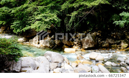 阿特拉河谷的山stream 66725347