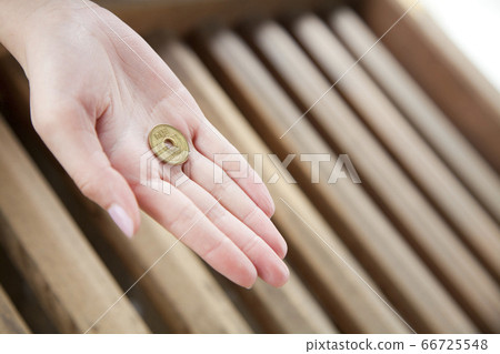 女人的手，握著貨幣報價 66725548