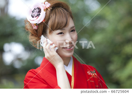 和服打個電話的女人 和服打個電話的女人 66725604