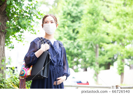 孕婦通勤女人戴著口罩日語 66726540