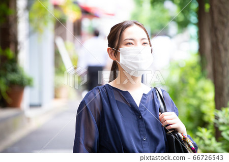 戴著面具的年輕女子 戴著面具的年輕女子 66726543