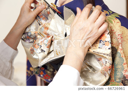 Woman dressing 66726961