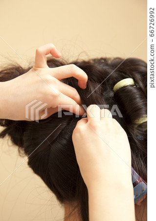 Women who hair set 66726992