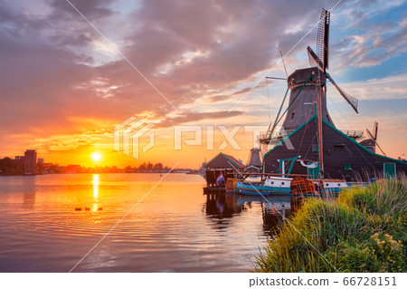 Windmills at Zaanse Schans in Holland on sunset. Zaandam, Nether 66728151