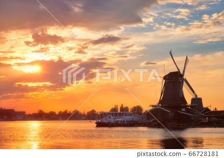 Windmills at Zaanse Schans in Holland on sunset. Zaandam, Nether 66728181