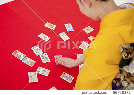 Furisode women playing carta 66728371
